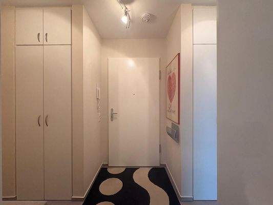 Flur mit Einbauschränken