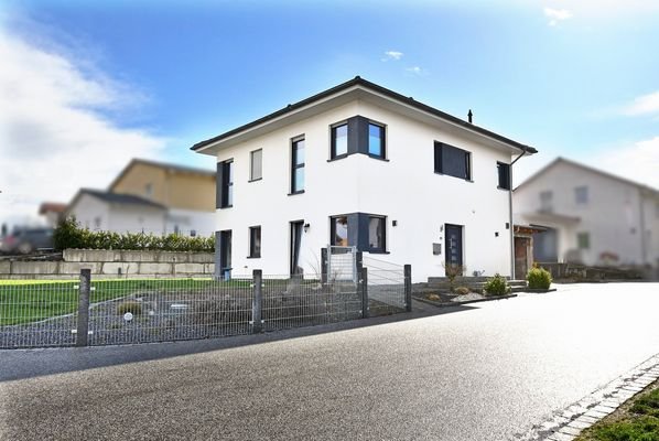 Haus und Grundstück von N-O