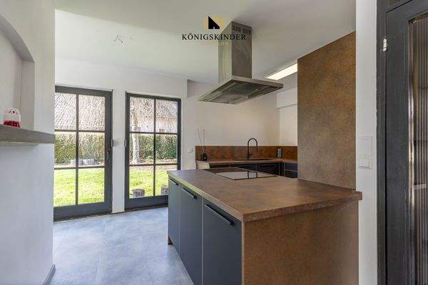 Moderne offene Küche mit Kochinsel