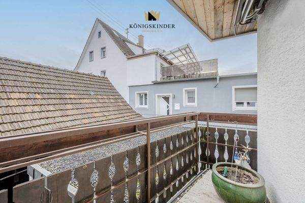 Ein kleiner Balkon ist auch dabei.