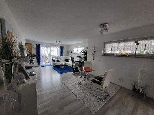 Helles Wohnzimmer mit Zugang zur überdachten Terra