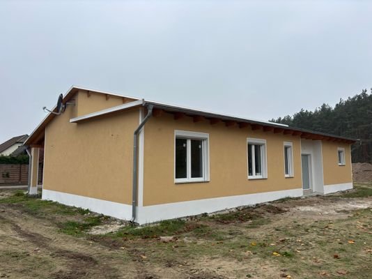 Ansicht schräg mit Blick auf den Haupteingang