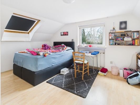 Schlafzimmer (DG)