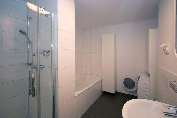 Bad mit Wanne und Dusche