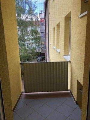 Balkon mit Blick in den grünen Hinterhof