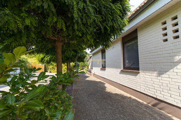 Zuwegung zum Garten/Garagen