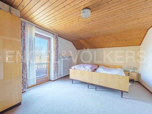 Zimmer 02 mit Balkon im Obergeschoss