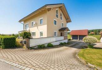 Gepflegte Zufahrt und Hausansicht
