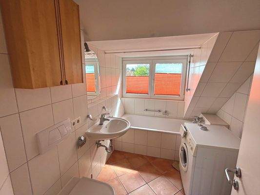 Hell gefliestes Tageslichtbad