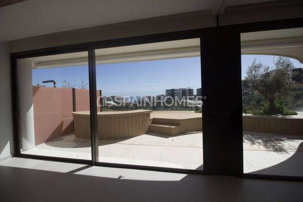 Sea-View Flat with Community Pool in Fuengirola