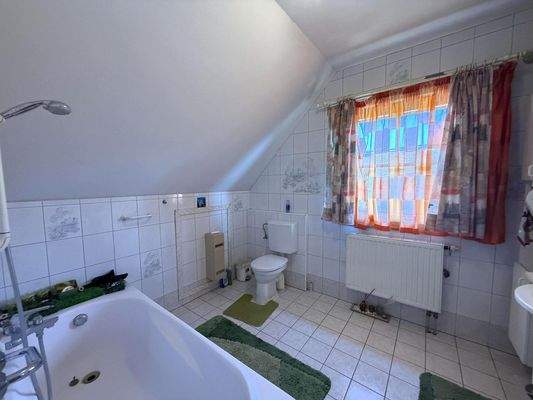 Badezimmer 2 von 2 (mit Wanne) im DG