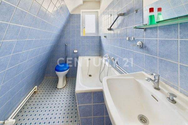 Bad im OG – Tageslichtbad mit Wanne und Hinterlüftung