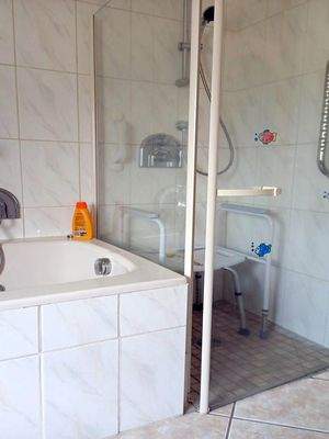 EG_Badezimmer mit Whirlpool und Dusche