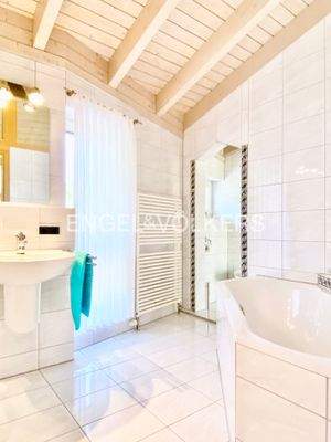 OG: Badezimmer mit Badewanne und Dusche