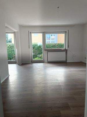 großer Wohnbereich mit Zugang Terrasse.jpg