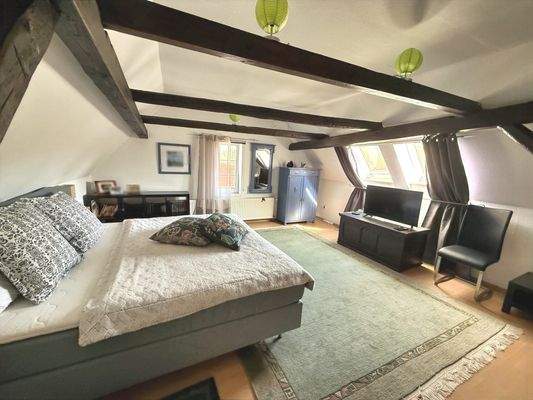 großes Schlafzimmer im Dachgeschoss