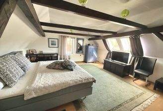 großes Schlafzimmer im Dachgeschoss