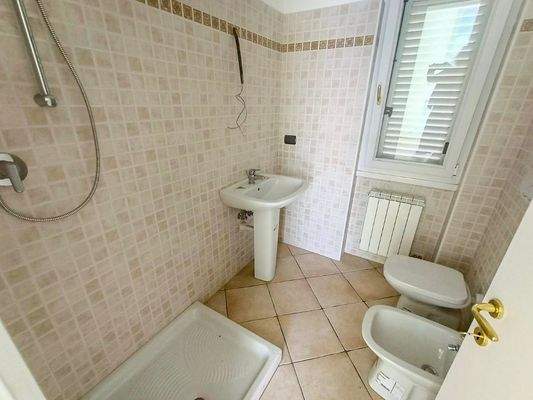 Freundliches Badezimmer (Fenster, Dusche, Bidet)