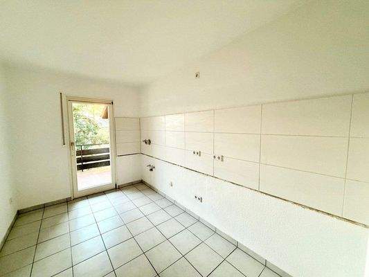 Großzügige Küche mit Zugang zur Loggia ähnlich 1