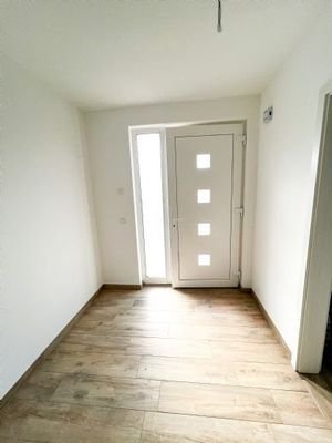 Flur EG mit Haustür inkl. Seitenteil