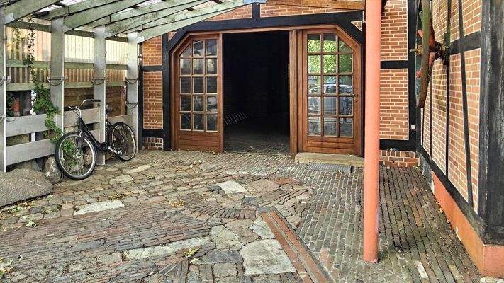 Garage + 1 von 2 Hauseingängen