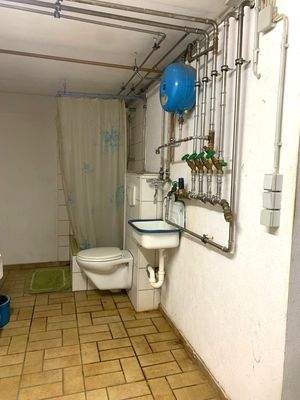 Waschküche mit WC und Dusche