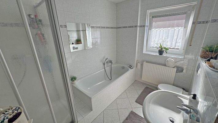 Badezimmer  (Wohnung OG)