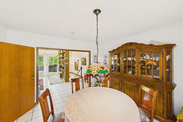 Blick vom Esszimmer zum Wohnzimmer