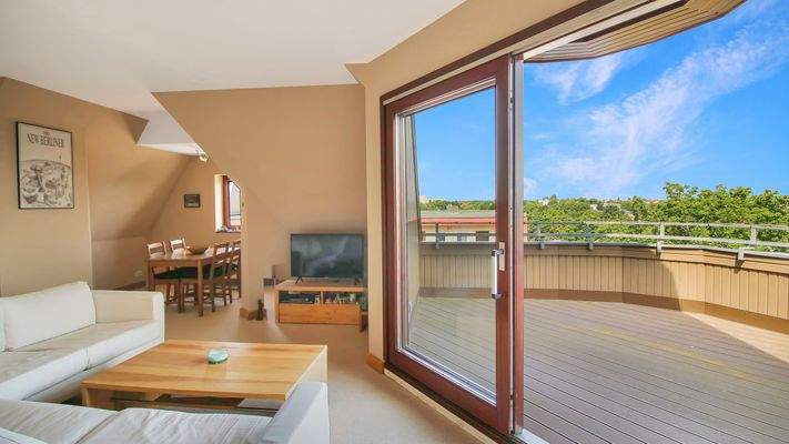 Blick vom Wohnzimmer auf die Terrasse