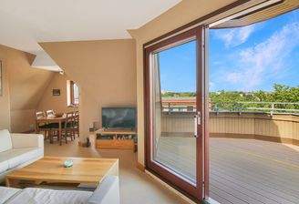 Blick vom Wohnzimmer auf die Terrasse