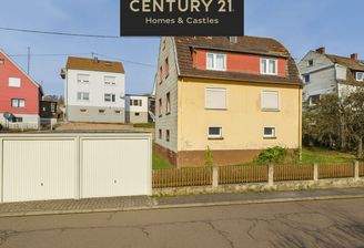 Rückansicht des Hauses mit großer Doppelgarage