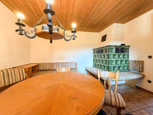 Esszimmer mit Kachelofen