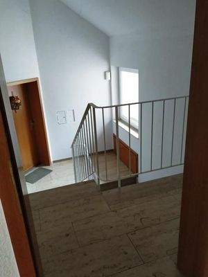 Treppenhaus mit Jura-Marmor und Eisengeländer