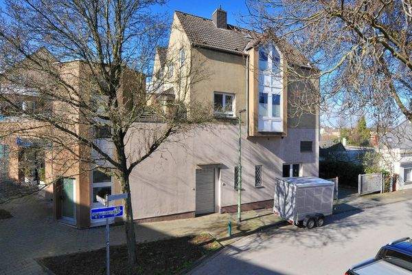 Gebäude und Zufahrt zur TG