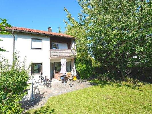 Blick vom Garten auf die Terrasse