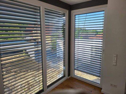 elektr. Außenjalousien am Essplatzerker.jpg