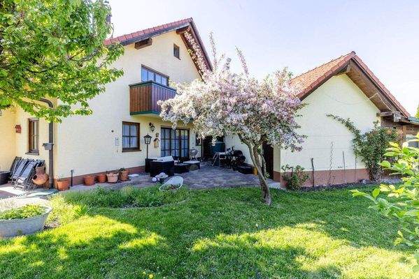 Garten mit Terrasse.jpg