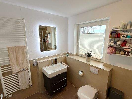 Fensterbad mit Dusche und Wanne