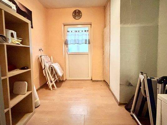 kleiner Raum mit Zugang zum Wintergarten