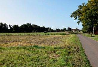 Direkte Zufahrt über eine befestigte Straße möglich 