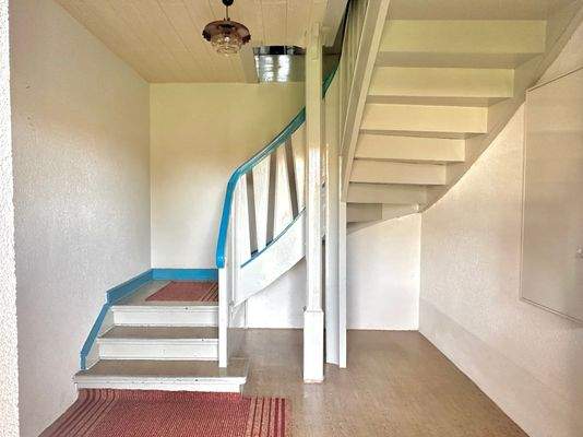 Schöne Holztreppe führt ins OG