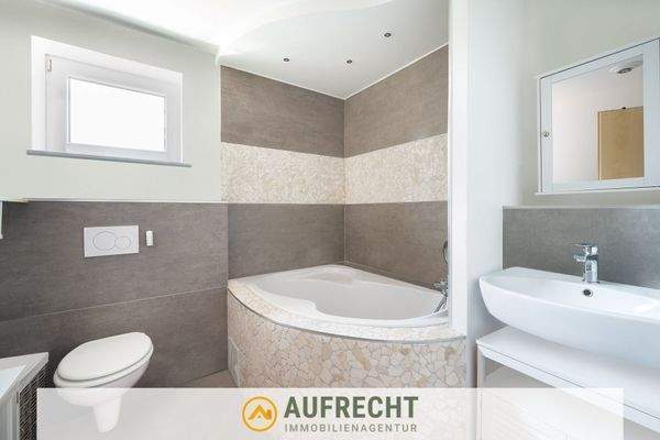 Tageslicht-Badezimmer OG links