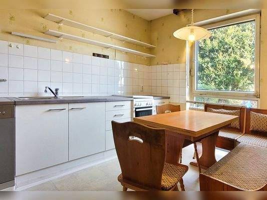 Geräuige Küche mit Essplatz.JPG