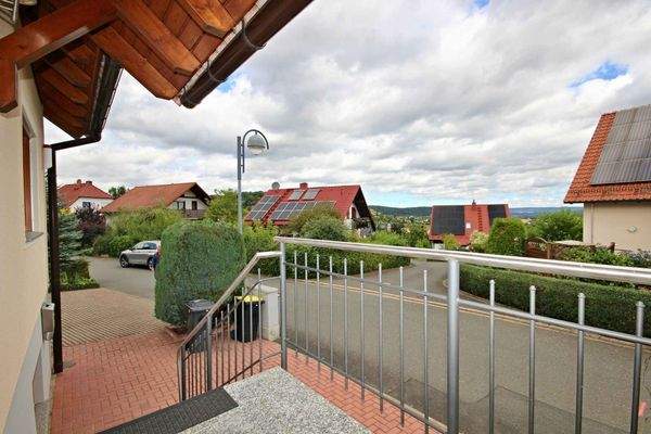 Hauseingang mit Blicks ins Saaletal