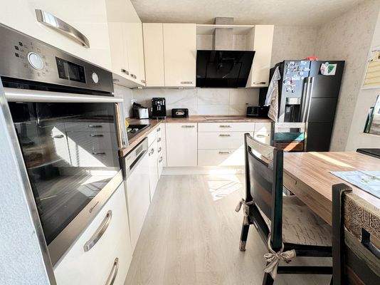 Die Einbauküche mit viel Stauraum