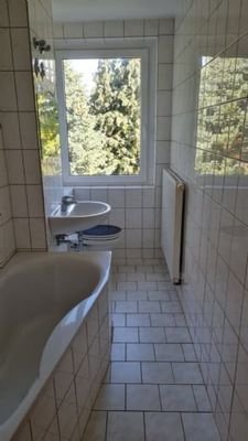 Bad mit Fenster und Badewanne