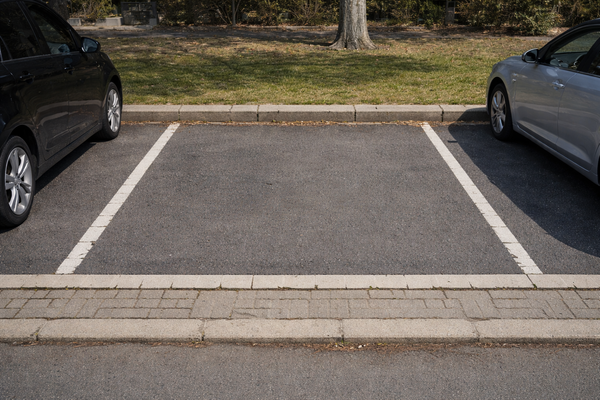 Freier Parkplatz in Wohngegend.png