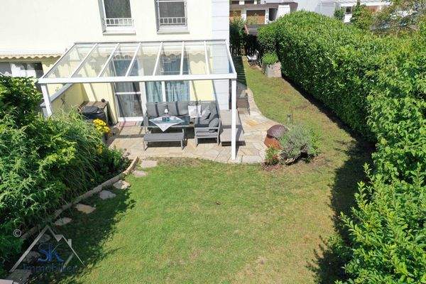 Terrasse und seitlicher Garten