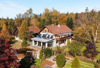 Die Ansicht auf das Haus und Grundstück aus südöstlicher Richtung