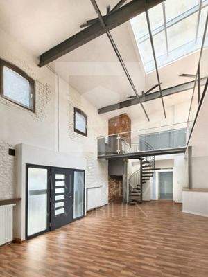 Mehr als 6 Meter Deckenhöhe